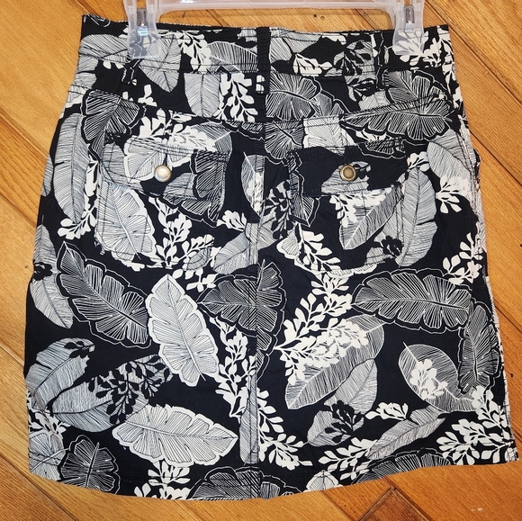 Croft & Barrow black and white leaf print classic fit skort size 4 stretch - Picture 6 of 10
